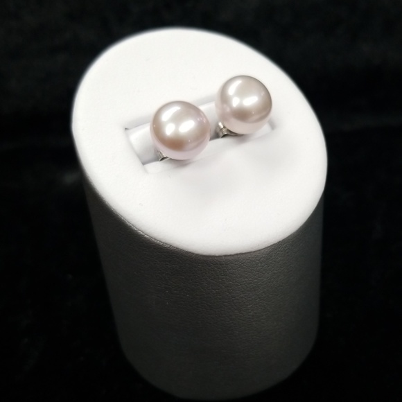 Soft pink/purple pearl colored earrings - Picture 1 of 4